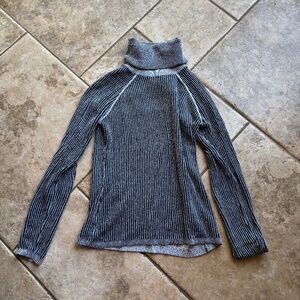 Abercrombie & Fitch sweater